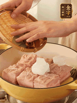 五花肉皮朝下，桂皮、八角、香葉、冰糖、生抽、花雕酒