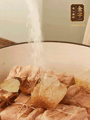 加水沒過，大火煮開轉(zhuǎn)小火慢燉2小時，煮到收汁