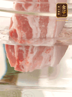 大塊豬五花冷水下鍋，蔥、姜、花雕酒焯水