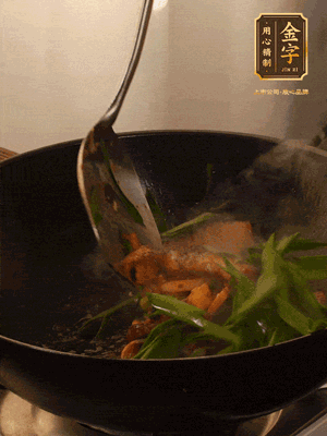 黃豆醬、鹽、糖調(diào)味，淋一圈花雕酒，蒜白先下，蒜葉后下