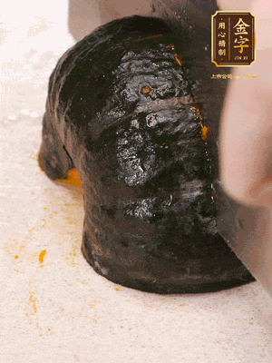 貝貝南瓜去皮，切成小塊。姜切絲