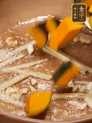 砂鍋倒一層底油，蒜粒、姜絲炒香后，再下南瓜翻炒30秒