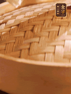 將香腸、醬油肉、臘肉放入蒸容蒸20分鐘