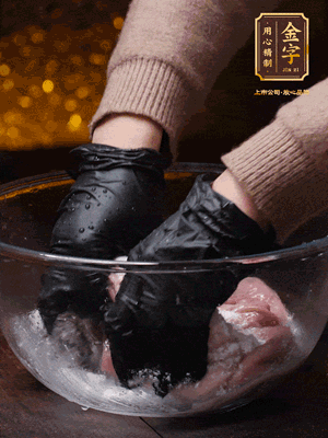 豬肚放入面粉、鹽、白酒，反復(fù)揉搓（重復(fù)3遍），洗掉表面的黏液。再把豬肚翻過(guò)來(lái)，剪去油脂，一樣反復(fù)揉搓干凈