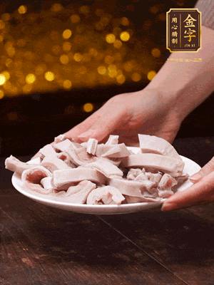 豬肚冷水下鍋，姜蔥料酒去腥，水開(kāi)煮5分鐘，撈出，切小塊。