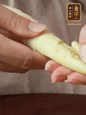 春筍沿著外皮豎著淺劃一刀，剝下外殼，切掉尾部的老根，切滾刀塊。（這個(gè)時(shí)候的春筍最為鮮嫩脆爽，不需要焯水去除澀味）