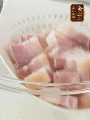 金字淡咸肉、排骨分別加料酒、蔥、姜冷水下鍋焯水，水開(kāi)撇去浮沫撈出。