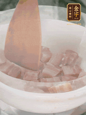砂鍋內(nèi)咸肉微微煸出香味，再倒入開(kāi)水。放排骨滾開(kāi)后轉(zhuǎn)中小火篤30分鐘。（水盡量一次加足，以免中途加水沖淡鮮味。這一步是湯底濃白的關(guān)鍵）