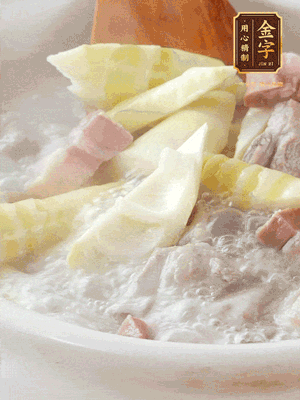 開(kāi)蓋后放春筍，小火慢篤20分鐘左右，出鍋后盛出。