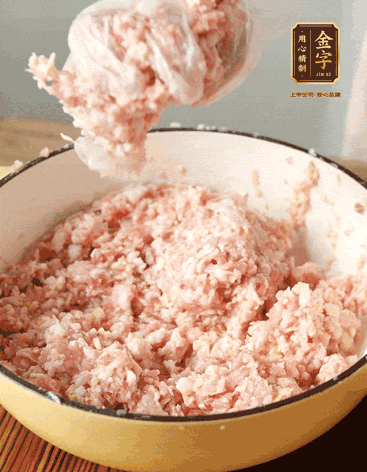 肉丁、咸肉丁、一丟丟鹽、料酒拌勻，反復(fù)摔打上勁。接著加入1兩蔥姜水，反復(fù)拌勻摔打上勁。前后共加3遍。3遍后筍丁，接著反復(fù)摔打上勁。最后加入1個蛋清、3茶匙生粉拌勻摔打上勁