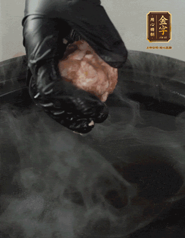 獅子頭摔打至圓潤牢固，等水煮開后，放獅子頭