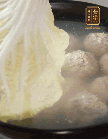 等獅子頭浮起來時再加白菜蓋。小火慢燉2小時