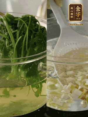 春筍切丁焯水；薺菜加鹽焯水，過涼水后切成細末