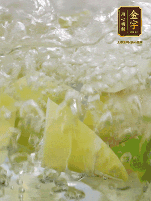 春筍沿著外皮豎著淺劃一刀，剝下外殼，切掉尾部的老根，切滾刀塊。簡單焯水去澀味。