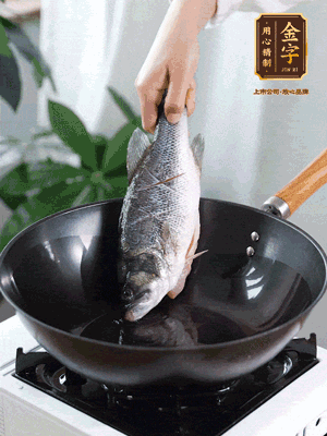 熱油，加1大勺豬油、姜片，再下鱸魚，煎至定型后翻面。（加點豬油，燉出的魚湯更容易變?yōu)榍逅哪贪咨＃?>
					</div>
					<span>步驟 3/6</span>
					<p>熱油，加1大勺豬油、姜片，再下鱸魚，煎至定型后翻面。（加點豬油，燉出的魚湯更容易變?yōu)榍逅哪贪咨?。?/p>
				</li><li>
					<div   id=