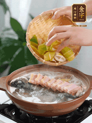 倒開水燉煮后轉(zhuǎn)移入砂鍋，淋料酒去腥、加少許鹽調(diào)味，再依次加咸肉、春筍燉煮15分鐘。