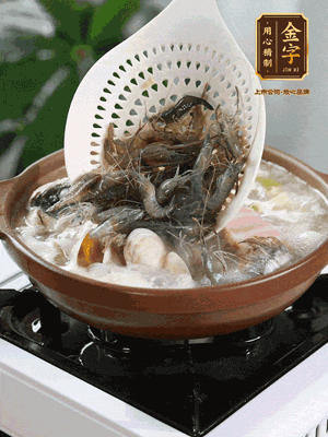 最后加一把蛤蜊、一把河蝦燜2分鐘，放一點白胡椒粉調(diào)味，撒上蔥花點綴！