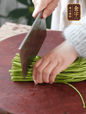 正嫩的藜蒿，掐頭去除根部，切小段