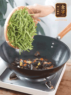 熱油煸香蒜末、姜粒、小米辣，再下臘肉煸炒出香味