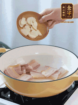 熱油下咸肉煸出香味，加蒜片、毛豆翻炒均勻