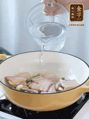 倒入熱水，加絲瓜、腐竹