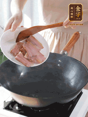 豬油熱鍋，下咸肉煸香，再下蔥姜提鮮