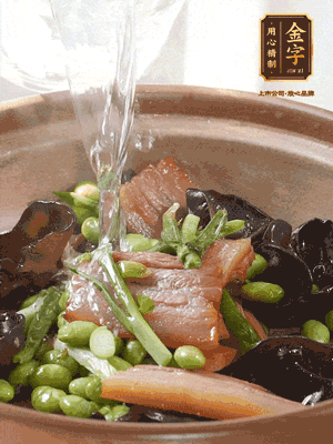 轉(zhuǎn)入砂鍋，加入開水、百葉結(jié)燉煮10分鐘