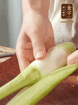 茭白去皮切絲，下鍋稍稍汆燙一下瀝干。