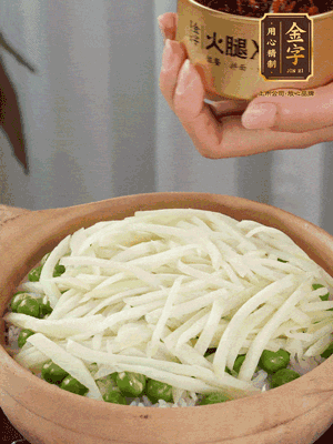 到水微干，放上豌豆、茭白絲。
