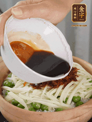 繼續(xù)小火燜3分鐘，淋上XO醬攪拌均勻。
