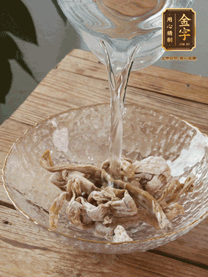 筍干提前泡發(fā)1晚切段，冬瓜去皮切塊。