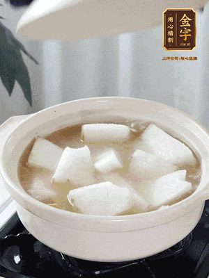 最后下冬瓜繼續(xù)燉煮10分鐘，撒上蔥花點綴。