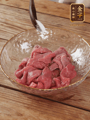 牛肉切丁，加黑胡椒海鹽、橄欖油腌10分鐘