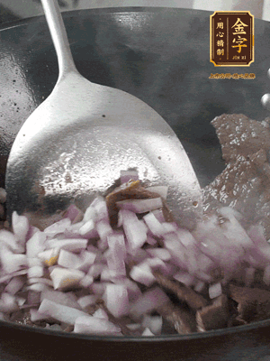 橄欖油熱鍋，牛肉丁炒至焦香狀態(tài)，下洋蔥丁翻炒出香味