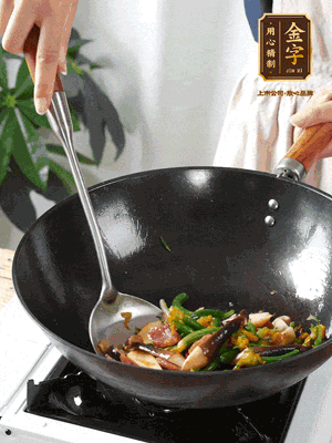 煸香蒜末，下香腸翻炒均勻，再依次下雞縱菌、黃瓜花