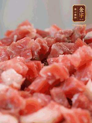 做月餅餡 火腿切成小丁，溫水浸泡5分鐘，上鍋蒸熟15-20分鐘，再將火腿丁、白砂糖、蜂蜜攪拌腌漬2小時
