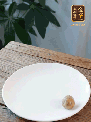 做水油皮、油酥 將油皮材料放入料盆中，加100ml水攪拌成雪花片狀。在案板上反復揉搓成有一定筋度的光潔面團，搓成14個團子。
