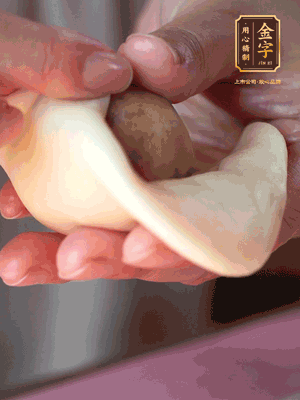 包月餅 面劑兩頭向中間捏緊， 光滑一面向下