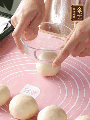 按扁后搟成圓形面皮。餡料放在面皮中心，把餡料包緊，捏緊收口