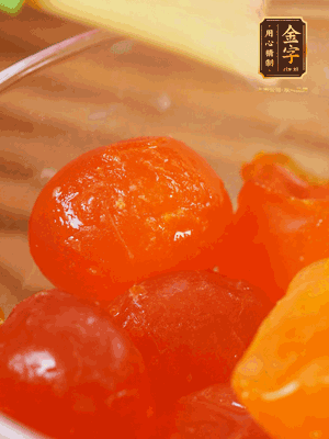 咸蛋黃噴白酒，170℃烤10分鐘。打碎過篩