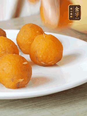 融化的黃油、芝士粉攪勻，加糖粉、蛋液、淡奶油、咸蛋黃攪勻，再加入玉米淀粉、奶粉拌勻，用不粘鍋炒至抱團(tuán)