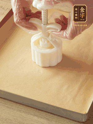 取一個(gè)面團(tuán)，捏扁，中間厚，四周薄?；⒖谕贤?，直到收口，把餅胚放入模具里，壓2-3下