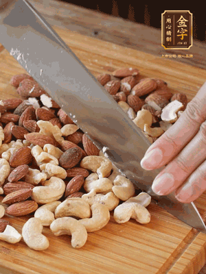 熟堅(jiān)果切成大顆粒，加入杏仁片、白芝麻、火腿絲、熟糯米粉、玫瑰花醬、花生油、水怡攪拌均勻，捏成52g一個的小球