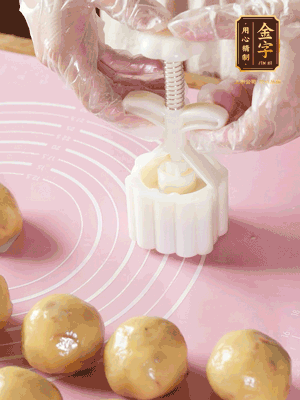 收緊虎口搓圓，裹上一層面粉，放入模具壓一壓