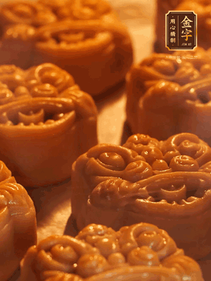 表面噴上水，烤箱預(yù)熱至190℃，170℃烤10分鐘