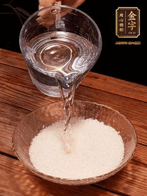 大米提前浸泡30分鐘。干香菇泡發(fā)切成條；蝦米提前浸泡2小時