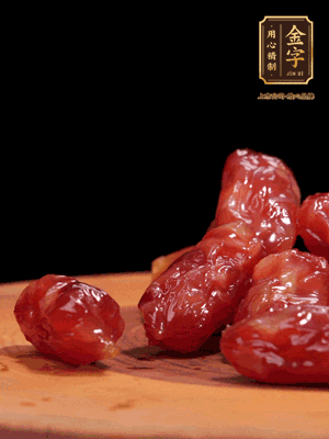 金字粒腸，一半切成片，一半保留整顆