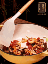 蔥白、干香菇、蝦米、香腸片略微翻炒才出香味，然后倒入料汁（生抽3勺、蠔油2勺、胡椒粉少許）、大米拌勻