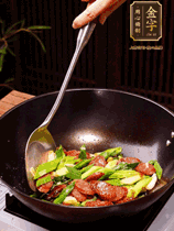 油熱下香腸炒至兩面微焦，下姜蒜、干辣椒、小米椒碎爆香