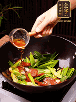 下蒜苗炒軟，沿鍋邊烹入一勺料酒，加醬油、蠔油、白糖調(diào)味炒勻